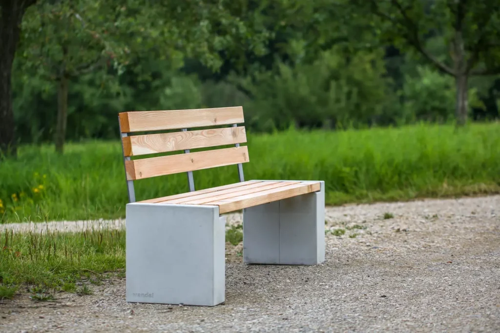 Bank aus Beton und Holz steht auf öffentlichem Platz