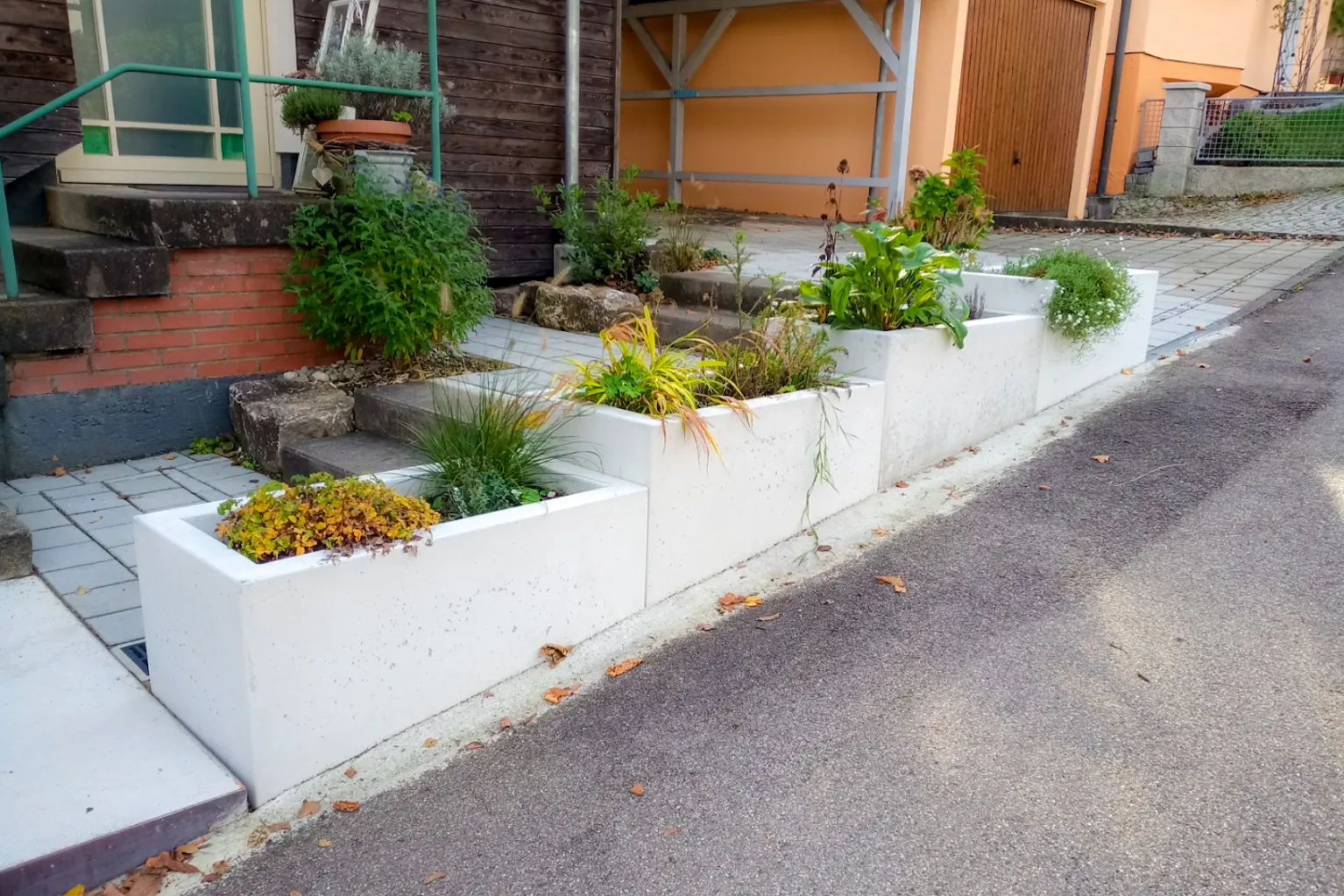 Ce bac à plantes en béton allie design moderne et durabilité, idéal pour aménager vos jardins, terrasses ou balcons avec une touche contemporaine.