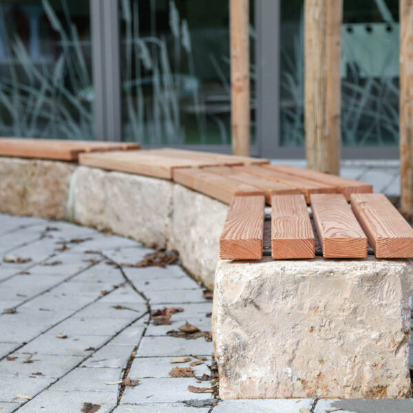 Assises sur muret