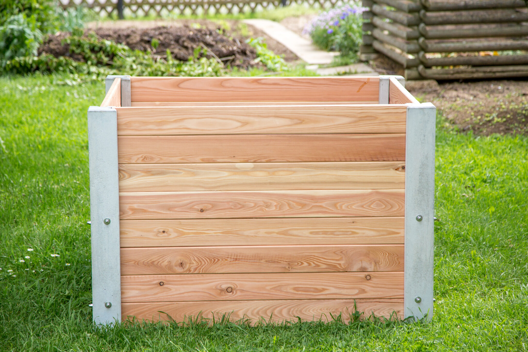 Potager moderne en bois et béton, idéal pour cultiver vos légumes et herbes fraîches dans le jardin ou sur la terrasse.