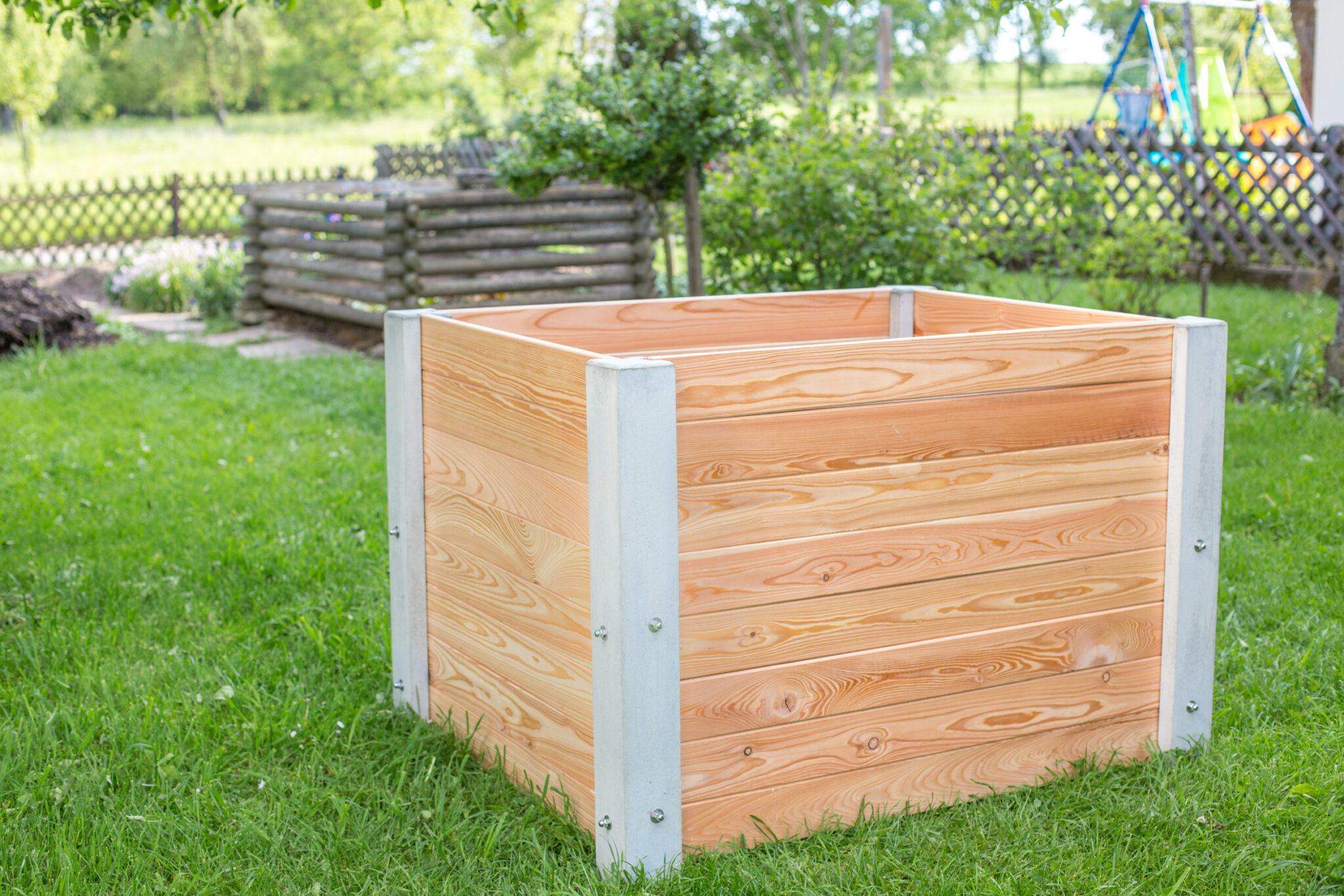 Potager surélevé combinant l’élégance du bois et la solidité du béton, adapté aux espaces publics ou privés.