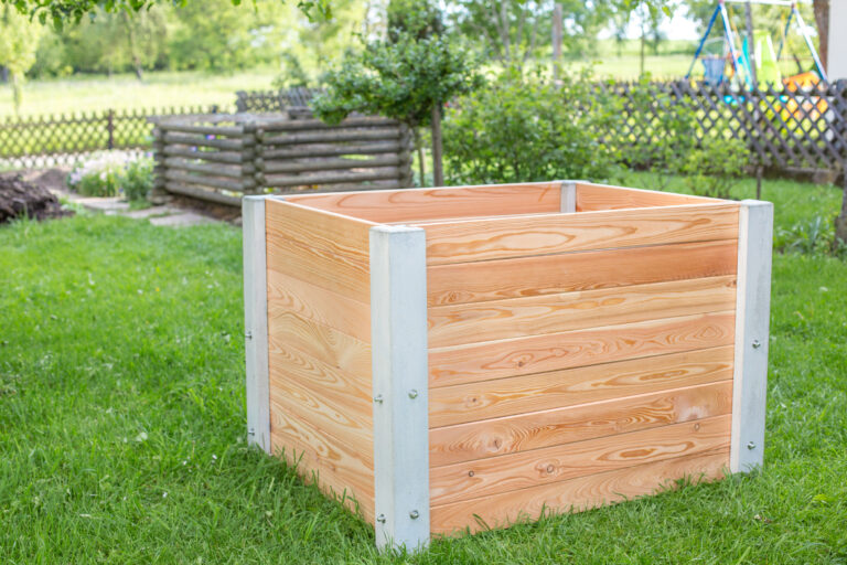 Potager surélevé combinant l’élégance du bois et la solidité du béton, adapté aux espaces publics ou privés.