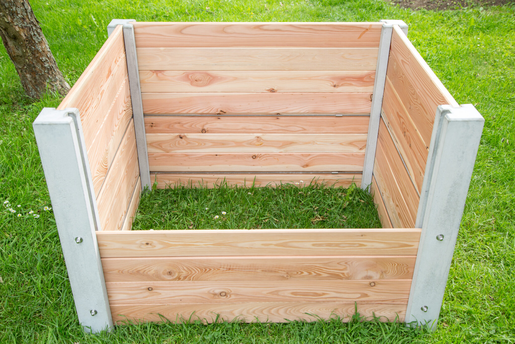 Bac potager design avec planches amovibles, pratique pour un entretien facile et une culture saine.