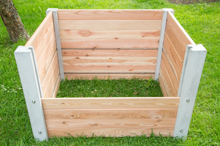 Bac potager design avec planches amovibles, pratique pour un entretien facile et une culture saine.