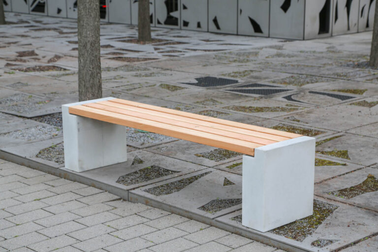 Le Banc Primus illustrant son intégration harmonieuse dans les aménagements urbains modernes.