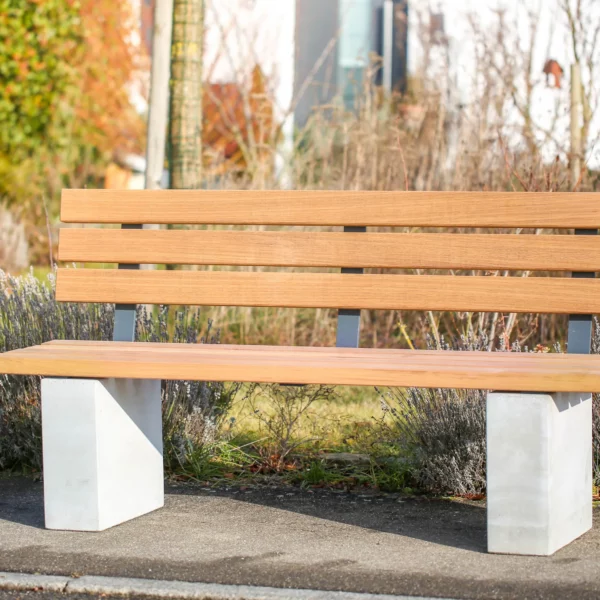 Banc Rota avec assise en bois et pieds en béton