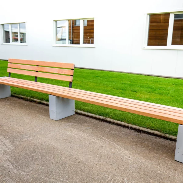 Banc extra long Primus en bois et béton