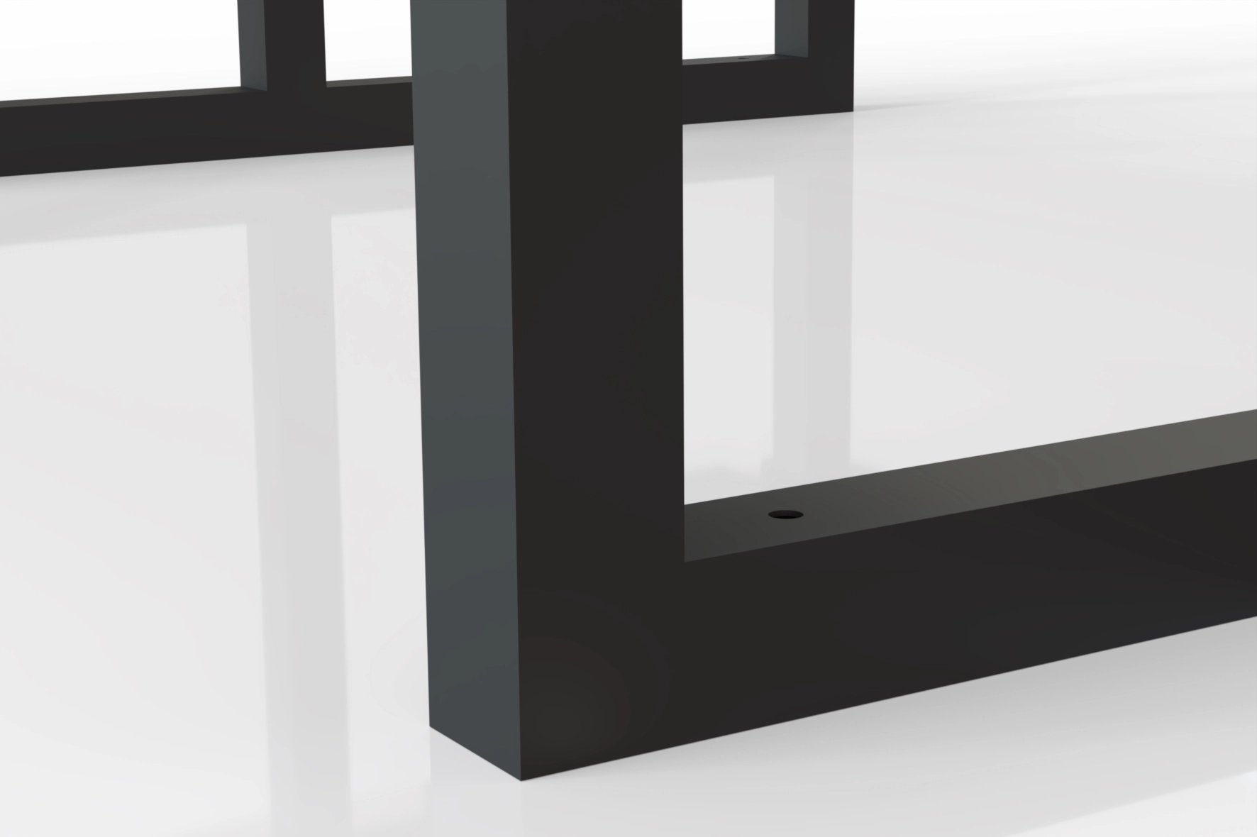 Détail de la structure en acier galvanisé de l’ensemble table-banc Tibia HPL avec perçage pour fixation au sol
