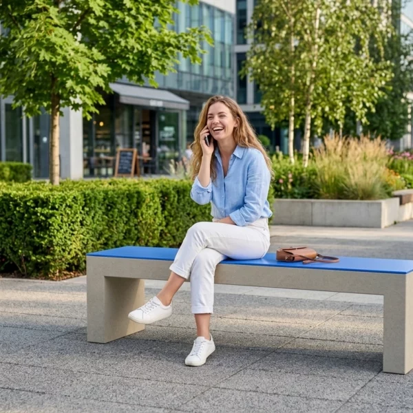 Banc en béton avec assise HPL pour campus et espaces publics