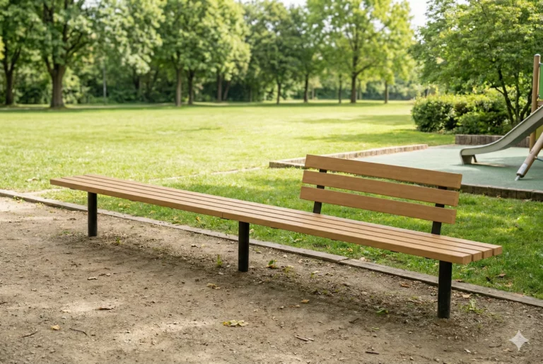 Banc modulaire Tabia avec assise en bois dans un parc