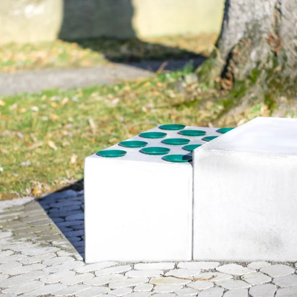 Deux blocs porte-fleurs en béton pour aménagement de cimetière