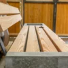 Bank aus Beton und Holz steht auf öffentlichem Platz