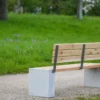 Bank aus Beton und Holz steht auf öffentlichem Platz