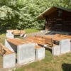 Massiver Tisch aus Sichtbeton und Lärchenholz steht auf öffentlichem Platz