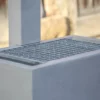 Zapfbrunnen aus Sichtbeton steht auf einem öffentlichen Gelände