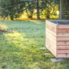 Hochbeet aus Lärchenholz steht in einem begrünten Garten
