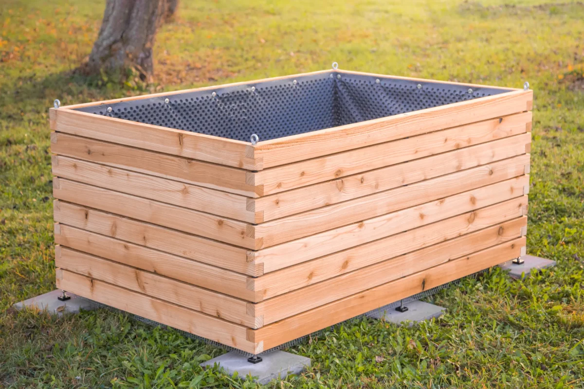Hochbeet aus Lärchenholz steht in einem begrünten Garten