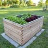 Hochbeet aus Lärchenholz steht in einem begrünten Garten