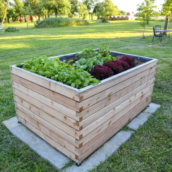 Hochbeet aus Lärchenholz steht in einem begrünten Garten