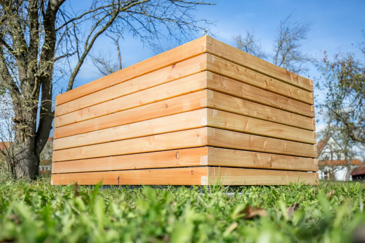 Hochbeet aus Lärchenholz steht in einem begrünten Garten