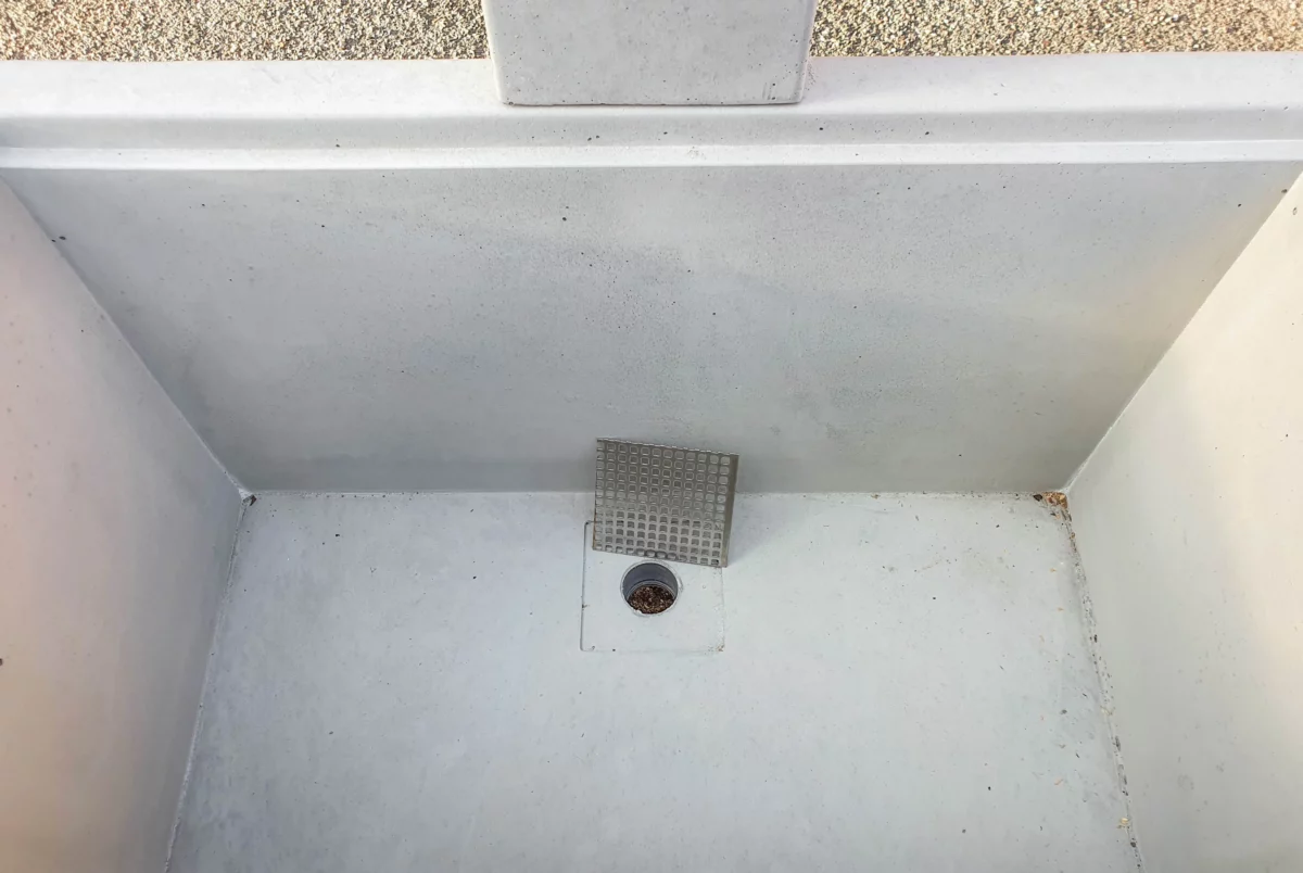 Zapfbrunnen aus Sichtbeton steht auf einem öffentlichen Gelände