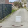 Massiver Poller aus Sichtbeton steht auf öffentlichem Weg zur Durchfahrtsbeschränkung