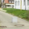 Massiver Poller aus Sichtbeton steht auf öffentlichem Weg zur Durchfahrtsbeschränkung
