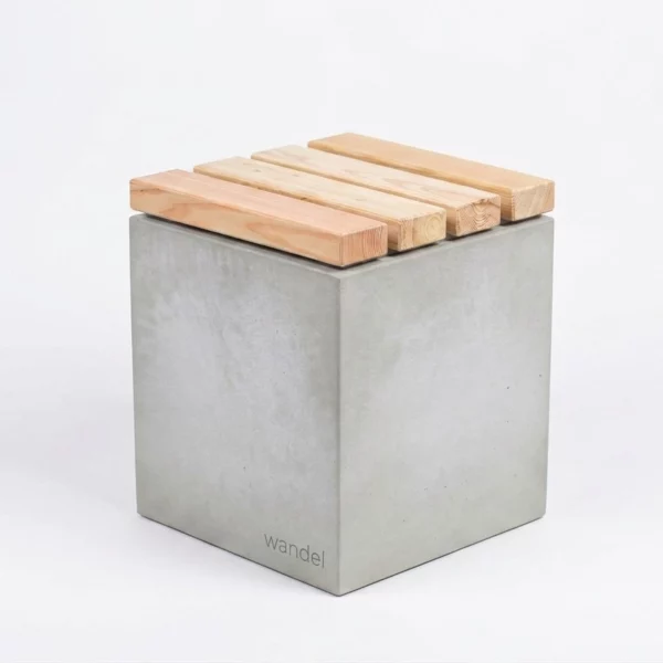 Sitzblock aus Beton mit Sitzauflage aus Holz