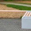 Eckbank aus Beton und Lärchenholz steht auf öffentlichem Platz