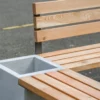 Eckbank aus Beton und Lärchenholz steht auf öffentlichem Platz