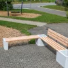 Eckbank aus Beton und Lärchenholz steht auf öffentlichem Platz