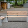 Eckbank aus Beton und Lärchenholz steht auf öffentlichem Platz