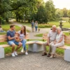 Eckbank Primus mit Pflanzkästen aus Holz und Beton im Park