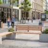 Eckbank Primus mit Pflanzkästen aus Holz und Beton in der Stadt