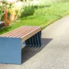Außenbank aus Metall und Holz steht an öffentlichem Weg