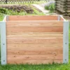 Hochbeet aus Beton und Lärchenholz steht auf Rasenfläche