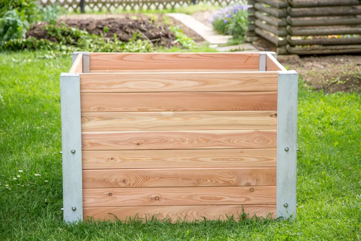 Hochbeet aus Beton und Lärchenholz steht auf Rasenfläche
