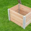 Hochbeet aus Beton und Lärchenholz steht auf Rasenfläche