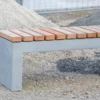 Massive Sitzbank aus Sichtbeton, optional mit Sitzauflage aus Holzdielen, steht in öffentlichem Bereich
