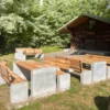 Sitzgruppe aus Sichtbeton und Lärchenholz steht in einem öffentlichen Park