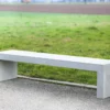 Massive Sitzbank aus Sichtbeton, optional mit Sitzauflage aus Holzdielen, steht in öffentlichem Bereich