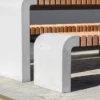 Tisch für Außenbereich mit abgerundeten Standfüßen aus Beton und längs verlaufenden Holzdielen steht auf öffentlichem Grund