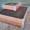 Hochbeet aus Lärchenholz und Beton steht in einem privaten Garten