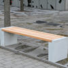 Sitzbank aus Holz mit Betonfüßen in der Stadt