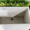 Brunnentrog steht im Garten