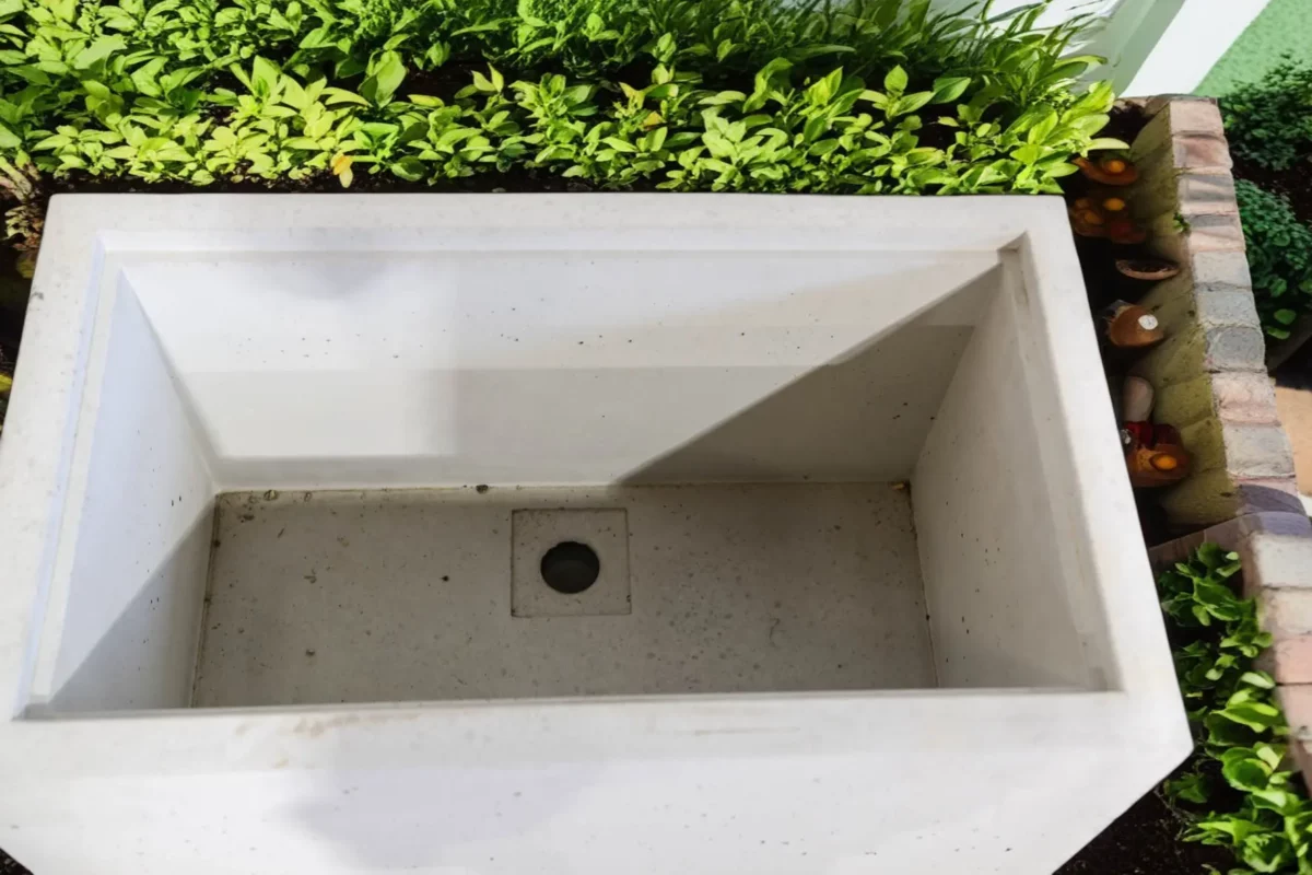 Brunnentrog steht im Garten