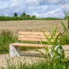 Sitzbank aus Holz & Betonfüßen mit optionaler Lehne