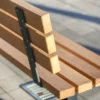 Sitzbank aus Stahl und Lärchenholz, Detailaufnahme der Rückenlehne