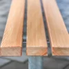 Sitzbank aus Stahl und Lärchenholz, Detailaufnahme des Holzes