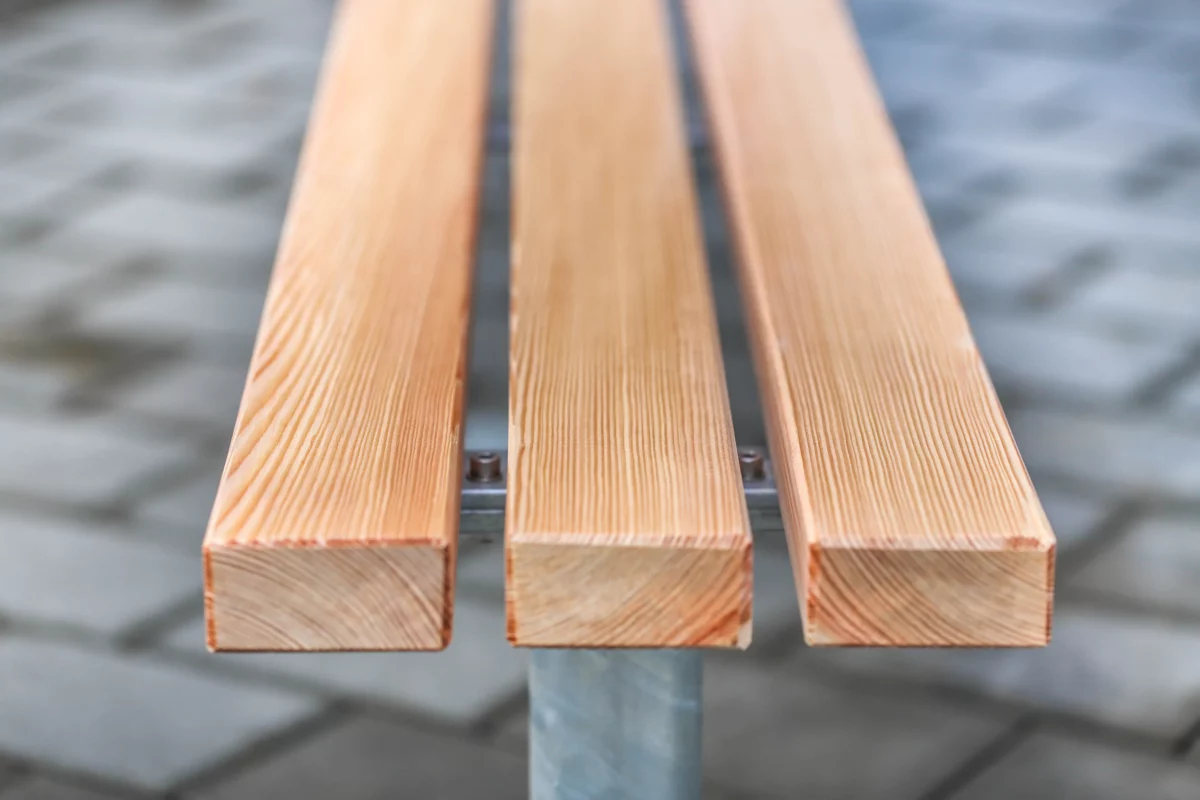 Sitzbank aus Stahl und Lärchenholz, Detailaufnahme des Holzes